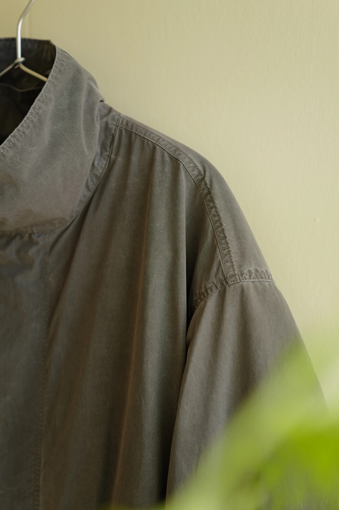 ATON PIGMENT AIR WEATHER SHORT MODS COAT — 3