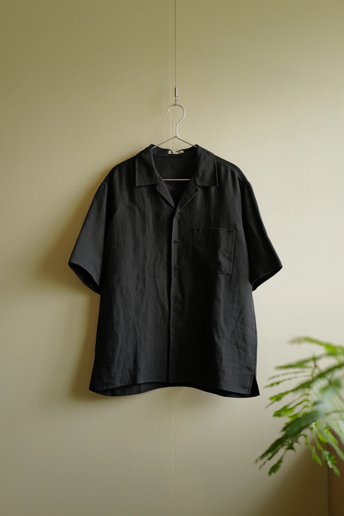 AURALEE DOUBLE CLOTH LINEN HAND SEWN HALF SLEEVED SHIRT