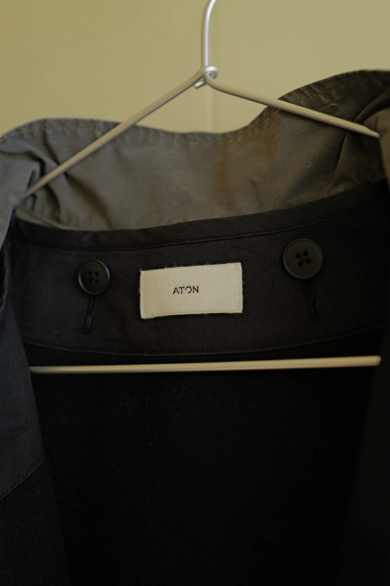 ATON PIGMENT AIR WEATHER SHORT MODS COAT - 實穿