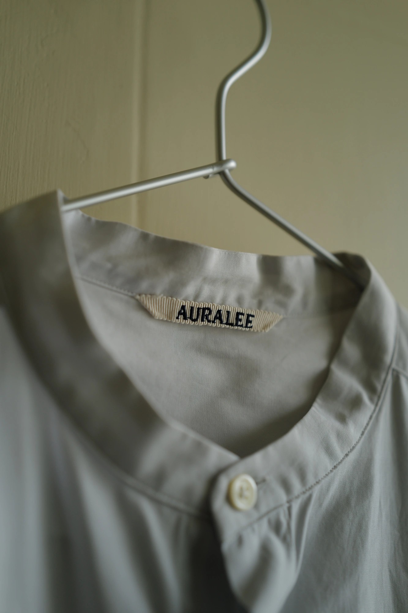 AURALEE Washed Finx Twill Band Collar Shirt UA 別注 — 2